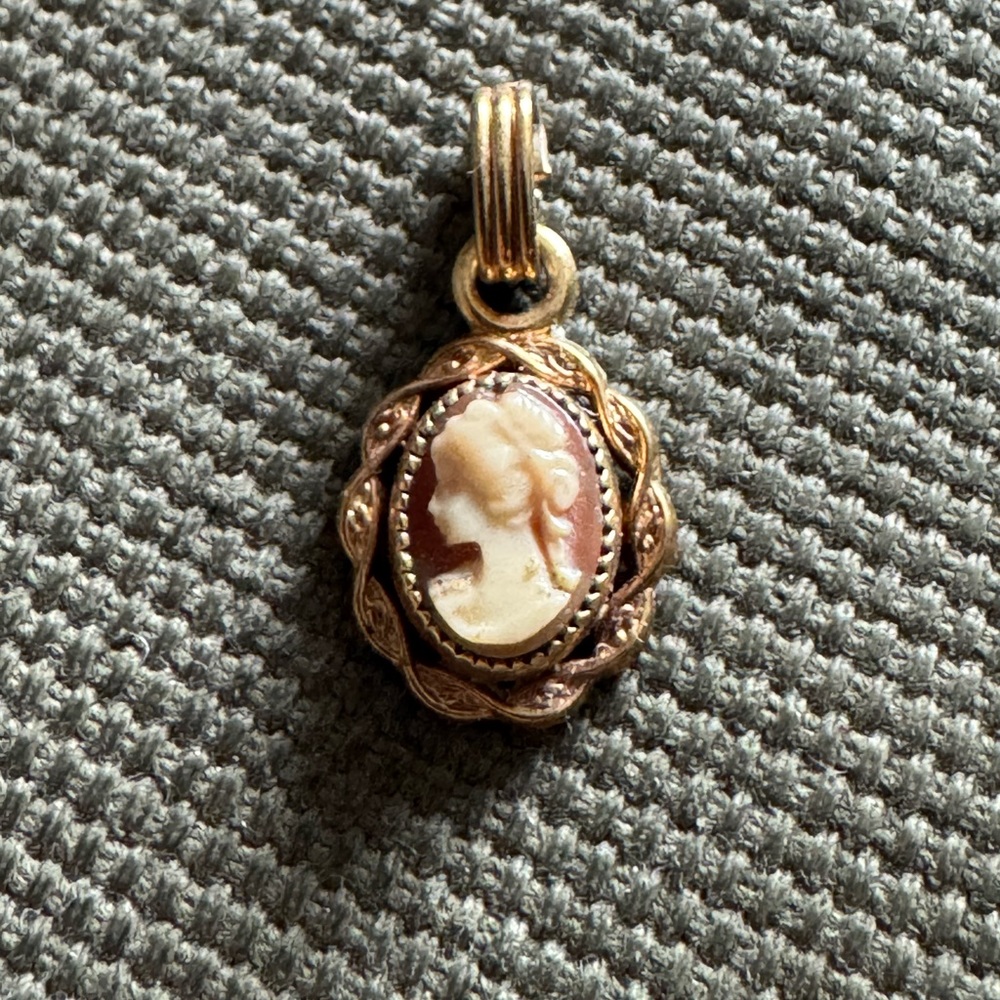 Elegant Vintage Gold Cameo Pendant